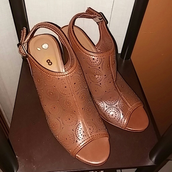 Jasmin Shoes - Cutout design wedges